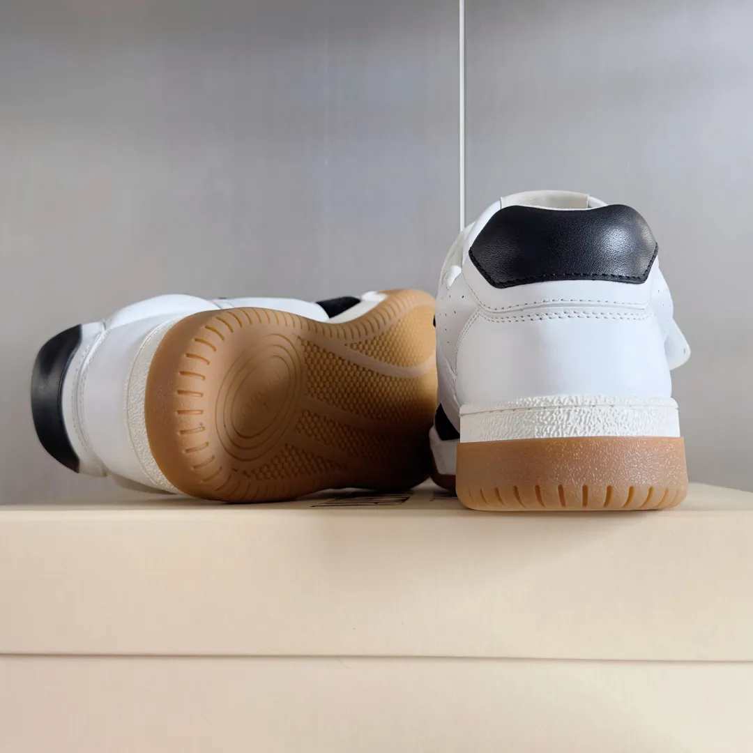[Valentino] P: 880💰 Couple model, size: ▪️Size: Women's model 35-40 / Men's model 39-44 (45 customized) Valentino Valentino Couple model Joie de Jouer series Velcro Thick sole Bread shoes Couple model Casual sports shoes White shoes Original purchase and development Production Joie de Jouer series The style is simple but not out of style. The pure white base is paired with fresh green and soft beige, and the unique Velcro design highlights your personality. Every detail tells the fashion and quality. Wear it, take a confident step, and start the fashion journey. Exquisite packaging at the delivery counter🛍📦 ▪️Fabrics: Original custom imported first-layer cowhide ▪️Inner lining: Original custom-made soft sheepskin lining ▪️Outsole: Original open-molded anti-slip TPU material ▪️Sole thickness: 3.5CM